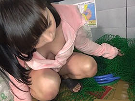 ゴミ捨て場でノーブラ奥さんと遭遇2 胸チラに興奮したのでその場で犯して中出し サンプル動画サムネイル